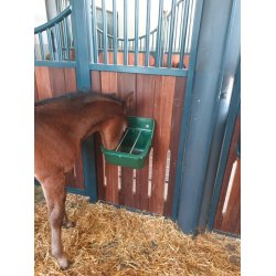 Fodertrug til fl, med metalstnger