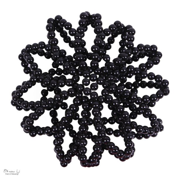 H�rnet med perler, Sort